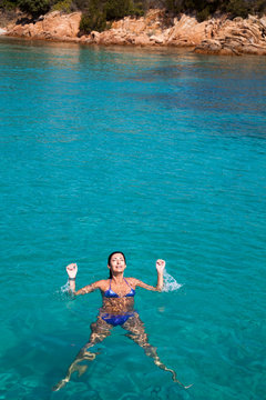 Donna fa acquagym in mare