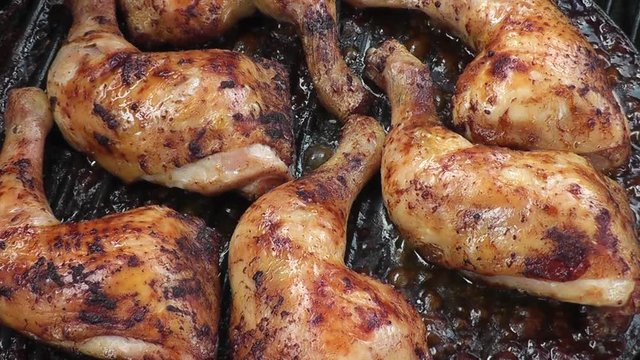 H&auml;hnchenfleisch brutzelt