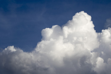 Obraz premium Blue sky background with white clouds and rain clouds.