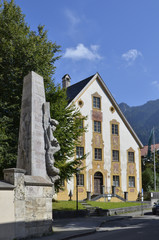 Fototapeta na wymiar Kriegerdenkmal und Forsthaus, Oberammergau
