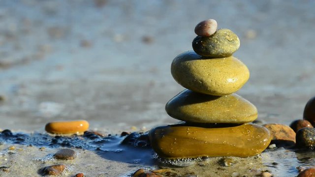 Zen, Steinpyramide am Strand