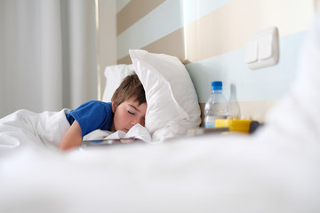 Obraz na płótnie Canvas enfant dormir sommeil fatigue récupérer santé forme lit couette