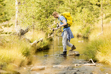 Obraz premium Young man hiking