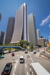 新宿の高層ビル群と道路を行きかう車