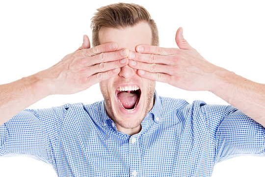 Mann h&auml;lt sich die Augen zu und schreit