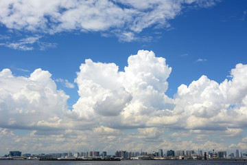  東京湾に浮かぶ白い雲