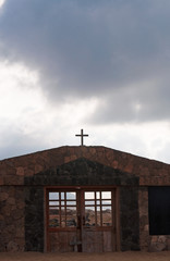 Fuerteventura, Isole Canarie: il cancello del Cimitero sulla spiaggia di Cofete in una giornata...