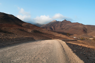 Fototapeta na wymiar Fuerteventura, Isole Canarie: il paesaggio dell'isola visto dalla strada sterrata che porta a Punta de Jandia il 6 settembre 2016