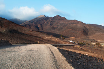 Fuerteventura, Isole Canarie: il paesaggio dell'isola visto dalla strada sterrata che porta a Punta de Jandia il 6 settembre 2016