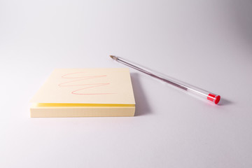 Naklejka premium Red Pen Ink Writing Sticky Note Notepad Reminder Scribble White