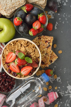 Muesli with strawberries and figs