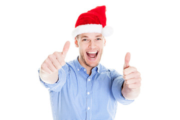 Mann mit Weihnachtsmütze zeigt Daumen hoch