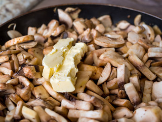 Extinguishing mushrooms with onion and with butter