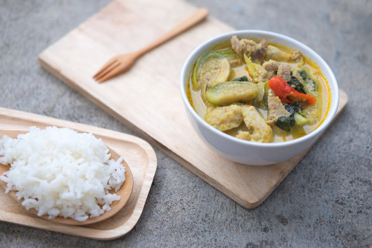 Green curry pork and eggplant, (Kaeng Khiao Wan)