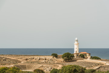 Вид на маяк и фрагмент одеона в Пафосе, Кипр.