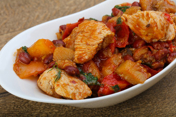 Turkey with beans and tomato