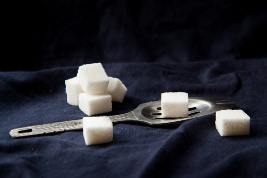 Cuchara de absenta y algunos terrones de az&uacute;car