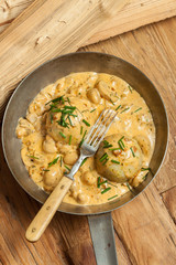 Pfanne mit Knödeln und Pilzen