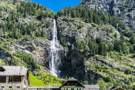 200 Meter hoher Wasserfall Fallbach in K&auml;rnten &Ouml;sterreich im Tal der st&uuml;rzenden Wasser