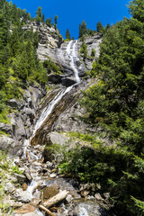 Bilderbuch-Wasserfall im Maltatal in Kärnten Österreich unter blauem Himmel