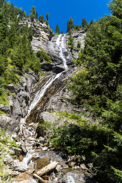 Bilderbuch-Wasserfall im Maltatal in K&auml;rnten &Ouml;sterreich unter blauem Himmel
