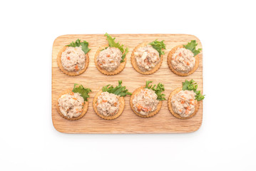 tuna salad with cracker