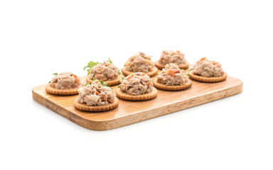 tuna salad with cracker