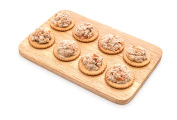 tuna salad with cracker