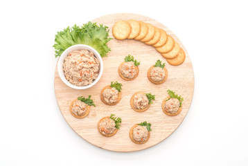 tuna salad with cracker