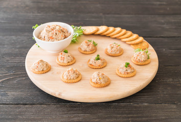tuna salad cracker