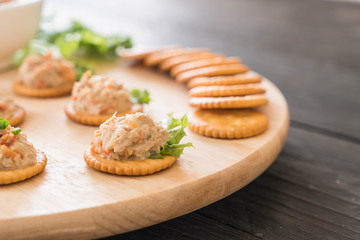 tuna salad cracker