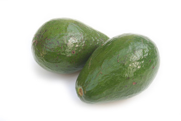 due avocado verdi e interi isolati su sfondo bianco