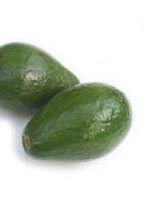 due avocado verdi e interi isolati su sfondo bianco