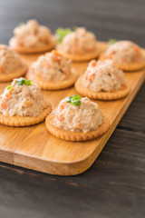 tuna salad cracker