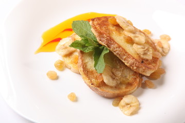 toast with banana and raisins