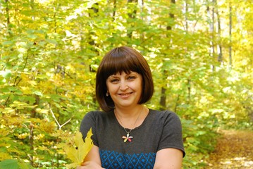 Naklejka premium woman in autumn forest