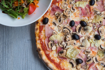 Prociuotto Pizza mit frischem Salat