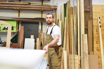Tischler in einer Werkstatt // carpener