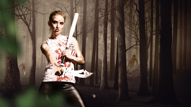 Frau mit Machete und Baseballschläger vor schaurigem Wald mit Zombies