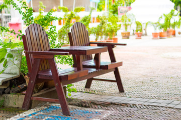 Obraz premium Drewniane krzesło w ogrodzie