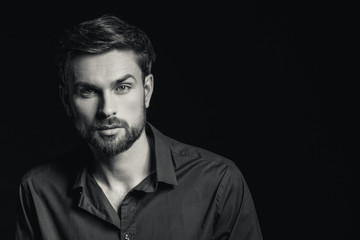Fototapeta premium Przystojny facet dowodzi swojej pewności siebie