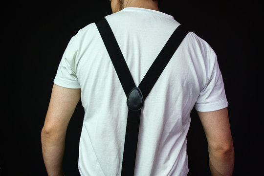 Espalda de un hombre joven y fuerte vestido con camiseta blanca y tirantes  Stock Photo | Adobe Stock
