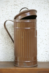 Alte Blechkanne / Eine alte Blechkanne oder Milchkanne mit geöffnetem Deckel.