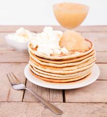 Pancakes with braised apples and mascarpone cheese
