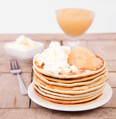 Pancakes with braised apples and mascarpone cheese