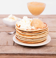 Pancakes with braised apples and mascarpone cheese