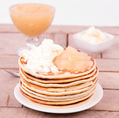 Pancakes with braised apples and mascarpone cheese
