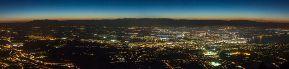 Obraz premium Wide aerial panoramic view of the canton of Geneva at night.