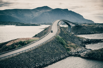 Storseisundet-Brücke, die Hauptattraktion der Atlantikstraße. Norwegen. Die Provinz Møre og Romsdal. Retro-Stil