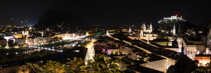 Salzburger Altstadt in der Nacht, Panorama warm